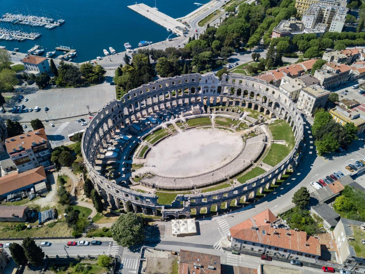 Quirky Apartment Arena With Parking بولا المظهر الخارجي الصورة
